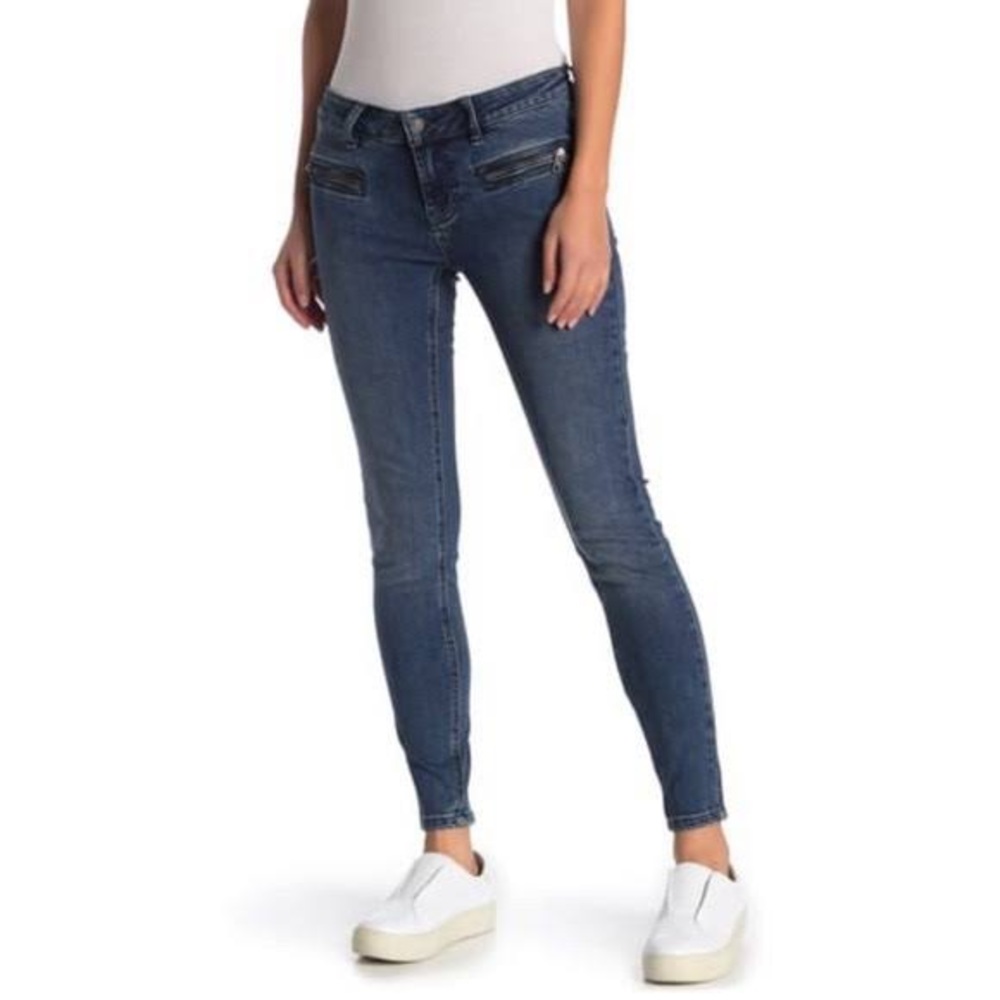 WE THE FREE LOW RISE ZIPPER JEANS SIZE 27